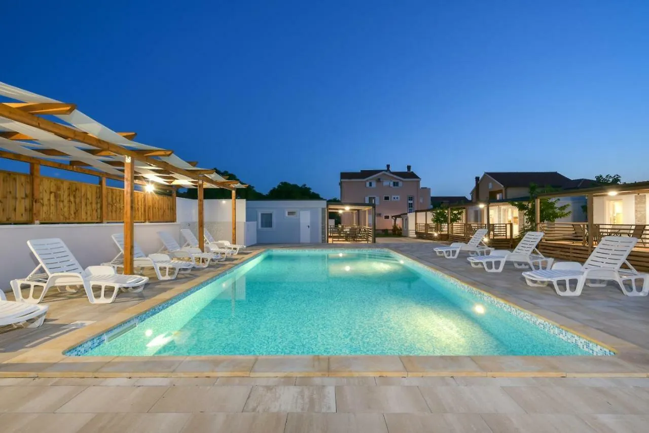Appartement Bungalov Medanic - Private Pool Privlaka  Kroatië